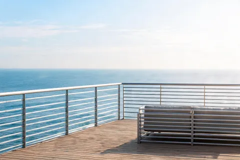 Coastal aluminum deck railing